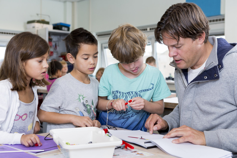 Het bevorderen van zowel het gebruik als de creatie van open leermateriaal in het onderwijs.